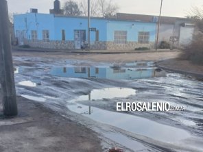 Varias calles anegadas en Villa Arias por perdida de agua