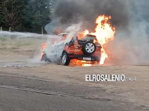 Bomberos sofocaron incendio en un vehículo en calle Bomberos Voluntarios