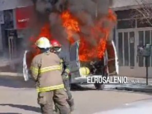 Un utilitario se incendió mientras circulaba por el centro de Punta Alta