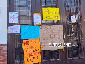 Sentadas y carteles de estudiantes de la Secundaria N° 1 por problemas edilicios