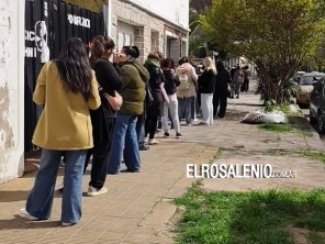 Más de 100 personas hacen fila para entregar currículum en un comercio que va a abrir