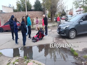 Dos jóvenes hospitalizados tras un choque entre un auto y una moto