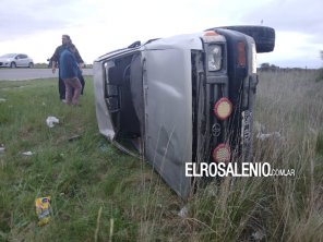 Ocupantes de una camioneta fueron hospitalizados luego de un vuelco