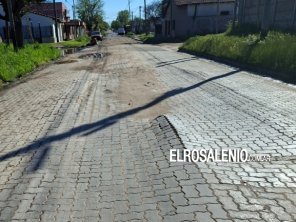 Reclamos de vecinos por el mal estado de una calle pavimentada hace menos de un año